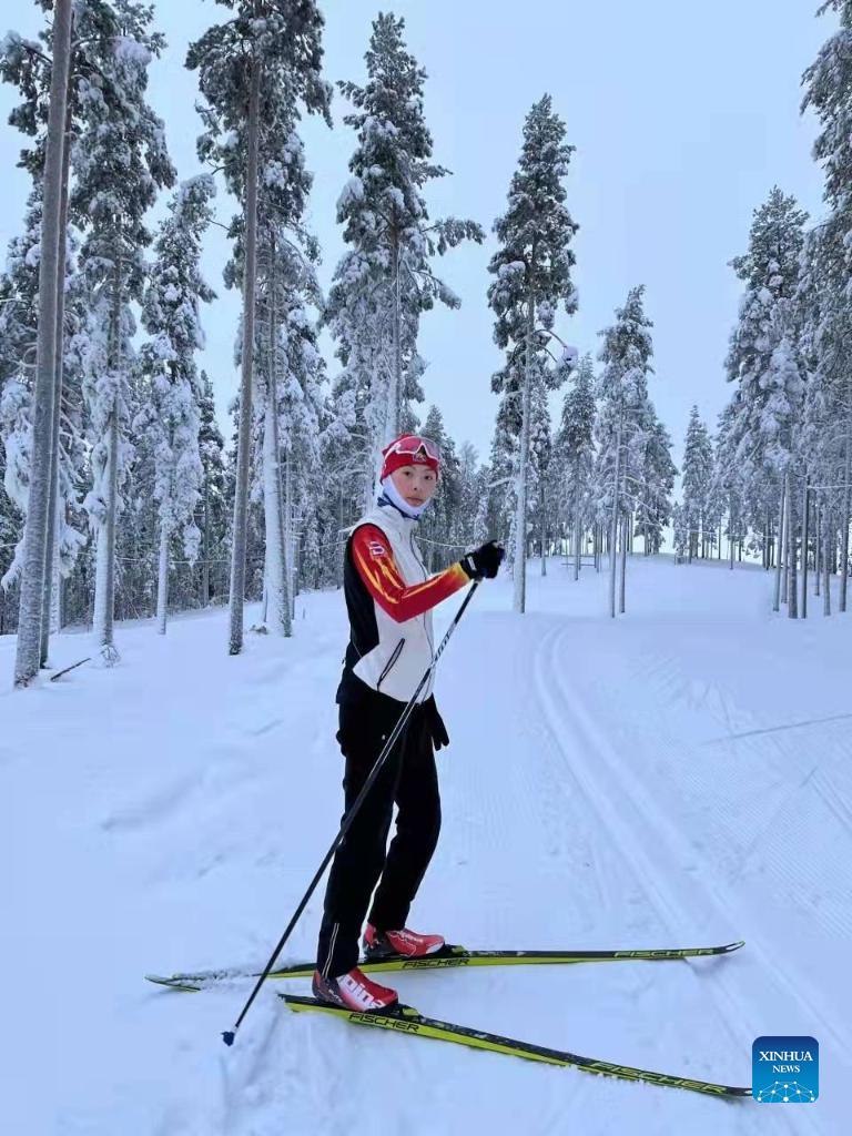 Guo Yujie, sciatrice para cross-country e para biathlon, nata nella provincia dell'Hebei, nel nord della Cina, con disabilità agli arti superiori, posa prima di una gara di sci in Finlandia (12 dicembre 2021 - China Disabled Persons' Federation/in concessione a Xinhua)