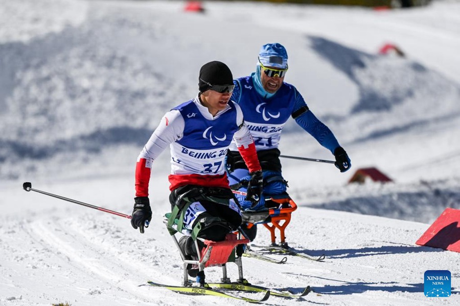 Liu Zixu vince la prima medaglia d'oro della Cina nel biathlon alle Paralimpiadi di Beijing