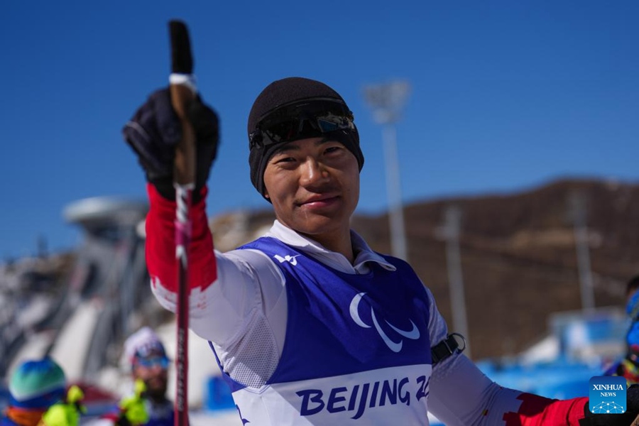 Liu Zixu vince la prima medaglia d'oro della Cina nel biathlon alle Paralimpiadi di Beijing