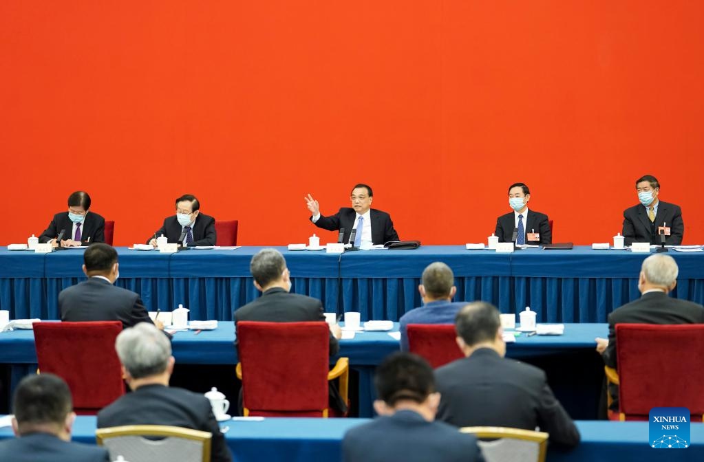 Il premier cinese Li Keqiang visita i consulenti politici nazionali del settore economico e partecipa con loro a una discussione di gruppo durante la quinta sessione del 13° Comitato Nazionale della Conferenza Consultiva Politica del Popolo Cinese (CCPPC) a Beijing. (6 marzo 2022 - Xinhua/Yin Bogu)