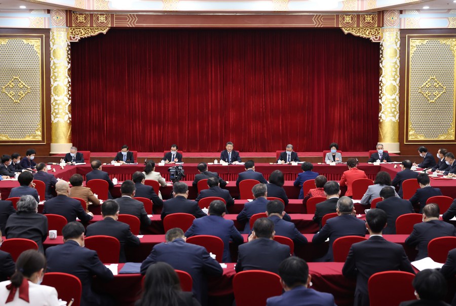 Il presidente cinese Xi Jinping, anche segretario generale del Comitato Centrale del Partito Comunista Cinese (PCC) e presidente della Commissione Militare Centrale, visita i consulenti politici nazionali dei settori dell'agricoltura, del welfare e della previdenza sociale, che partecipano alla quinta sessione del 13° Comitato Nazionale della Conferenza Consultiva Politica del Popolo Cinese (CCPPC). (6 marzo 2022 - Xinhua/Huang Jingwen)