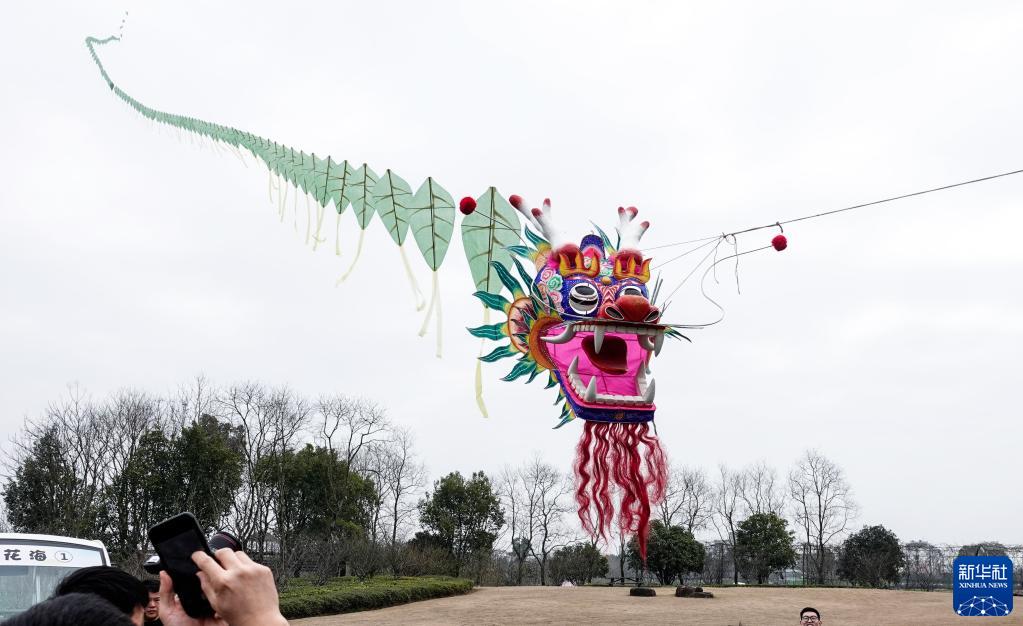 Hangzhou, gigantesco aquilone a forma di dragone