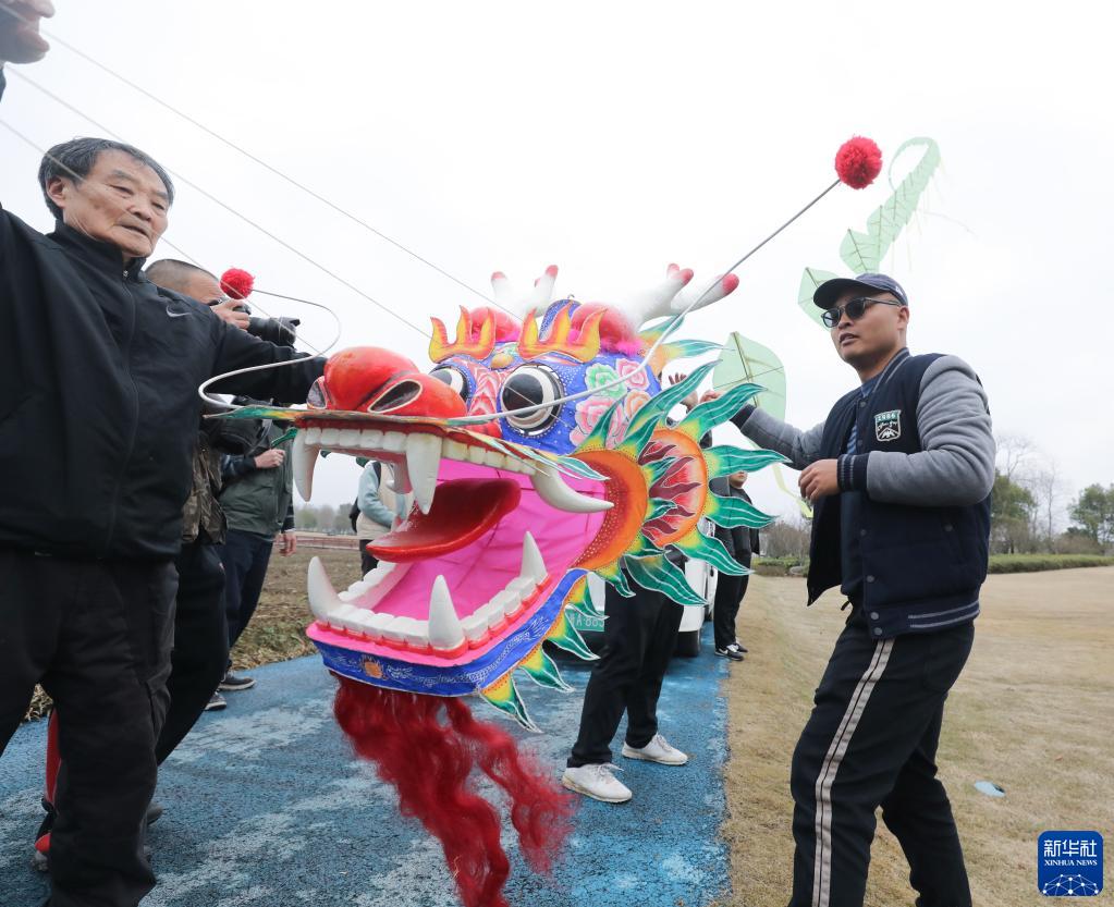 Hangzhou, gigantesco aquilone a forma di dragone