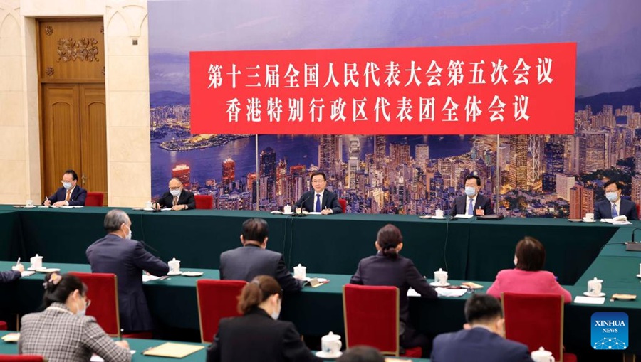 Il vicepremier cinese Han Zheng, anche membro del Comitato Permanente dell'Ufficio Politico del Comitato Centrale del Partito Comunista Cinese, partecipa a una deliberazione della delegazione di Hong Kong alla quinta sessione della 13esima Assemblea Nazionale del Popolo (ANP) a Beijing. (7 marzo 2022 - Xinhua/Liu Weibing)