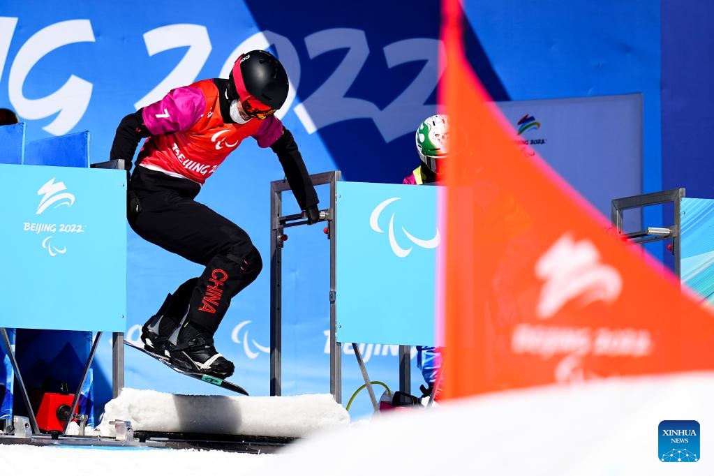 La Cina vince le medaglie del cross maschile di Para snowboard SB-UL a Beijing 2022