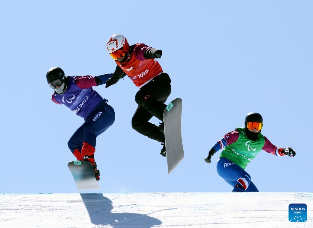 La Cina vince le medaglie del cross maschile di Para snowboard SB-UL a Beijing 2022