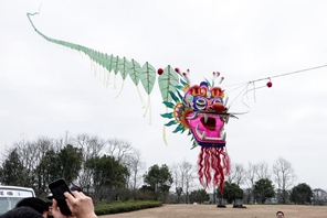 Hangzhou, gigantesco aquilone a forma di dragone