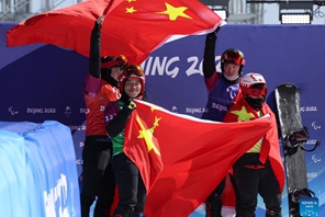 La Cina vince le medaglie del cross maschile di Para snowboard SB-UL a Beijing 2022