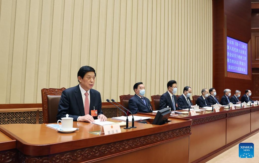 Li Zhanshu, capo esecutivo del presidio della quinta sessione della XIII Assemblea Nazionale del Popolo (ANP), presiede il secondo incontro del presidio presso la Grande Sala del Popolo a Beijing. (8 marzo 2022 - Xinhua/Yao Dawei)