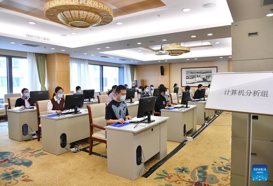 Membri del personale del segretariato della quinta sessione della XIII Assemblea Nazionale del Popolo (ANP) catalogano i suggerimenti dei legislatori a Beijing. (9 marzo 2022 - Xinhua/Li Xin)