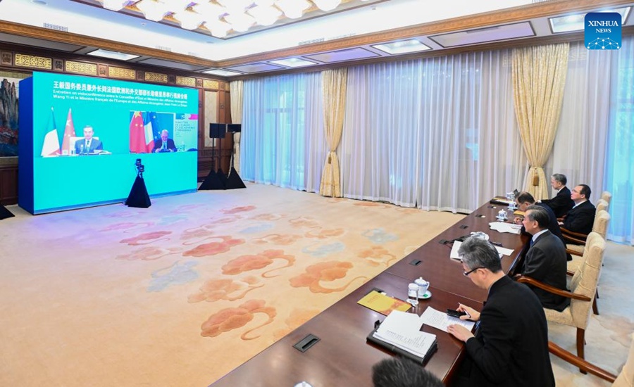 Il consigliere di Stato e ministro degli Esteri cinese Wang Yi tiene un video colloquio con il ministro degli Esteri francese Jean-Yves Le Drian, scambiando opinioni sulla situazione in Ucraina. (10 marzo 2022 - Xinhua/Zhai Jianlan)