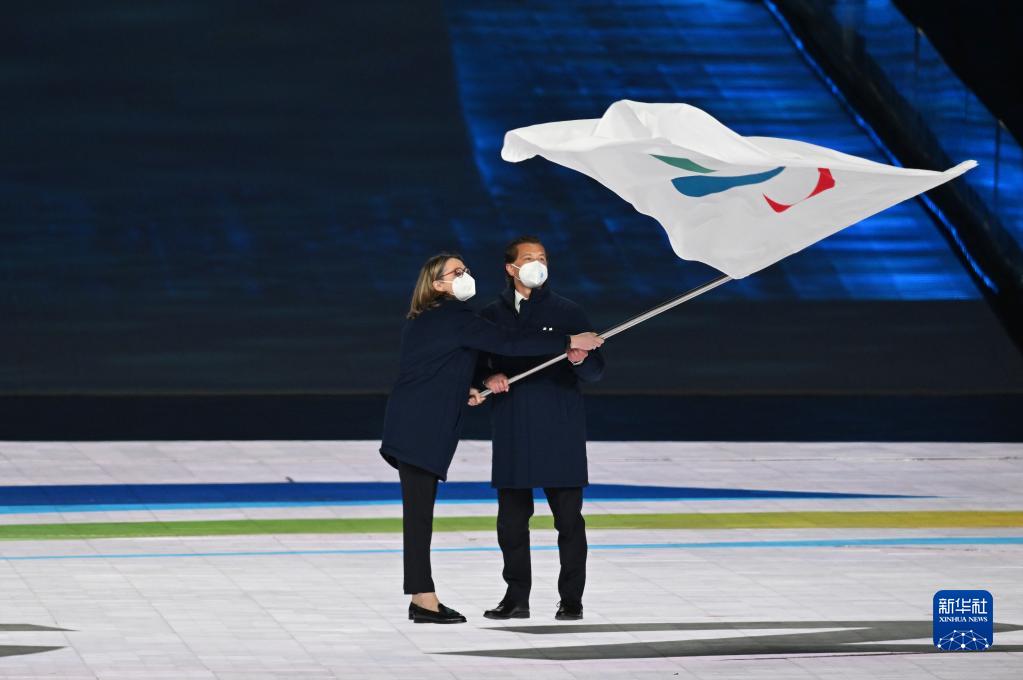 Bandiera paralimpica consegnata a Milano-Cortina 2026