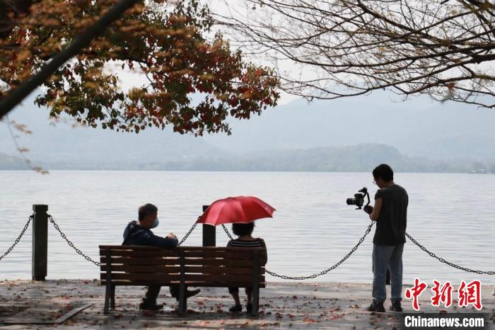 Hangzhou: cittadini si godono la primavera soleggiata