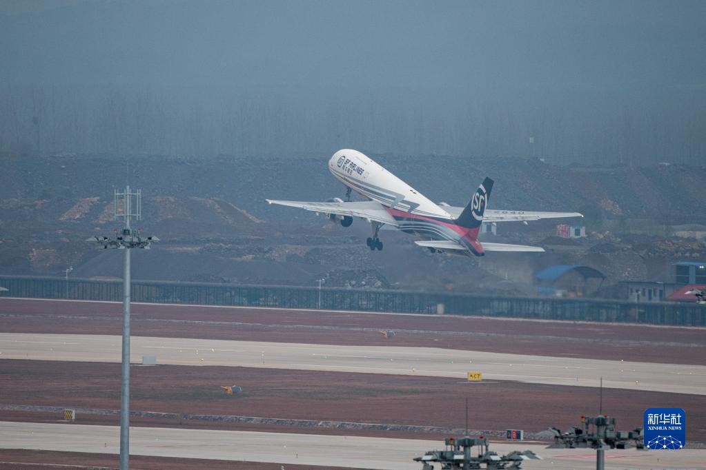 Il primo aeroporto cargo della Cina completa il test di volo 