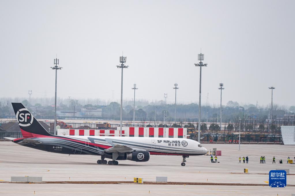 Il primo aeroporto cargo della Cina completa il test di volo 