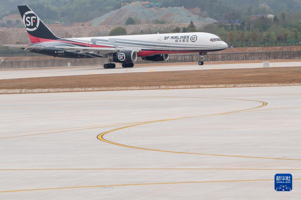 Il primo aeroporto cargo della Cina completa il test di volo 