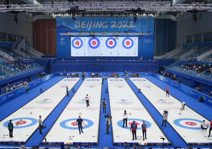 Sessioni di doppio misto di curling delle Olimpiadi Invernali di Beijing 2022 presso il National Aquatics Center. (3 febbraio 2022 - Xinhua/Zhou Mi)