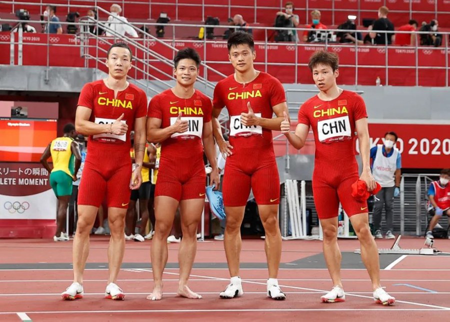 I membri della squadra cinese Wu Zhiqiang, Su Bingtian, Xie Zhenye e Tang Xingqiang (da sinistra a destra) dopo la gara. (6 agosto 2021 – Xinhua/Wang Lili) 