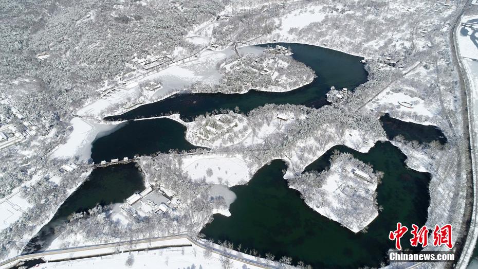 Cina, vista innevata della Località montana di Chengde