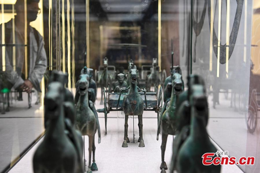 Una carrozza e cavalli di bronzo sono in mostra al Museo del Guangdong con sede a Guangzhou, nel sud della Cina. (24 marzo 2022 - China News Service/Chen Jiwen)
