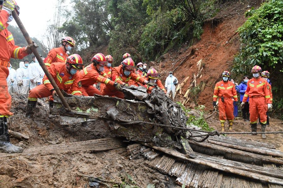 I soccorritori conducono lavori di ricerca e soccorso sul luogo dell'incidente aereo nella contea di Tengxian, nella regione autonoma del Guangxi Zhuang, Cina meridionale. (24 marzo 2022 - Xinhua/Lu Boan)