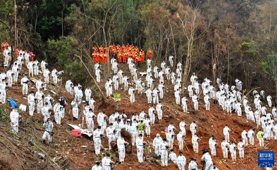 Attività di lutto sul sito dell'incidente per le vittime volo MU5735