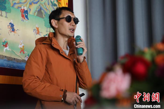 Il primo oratore tibetano TED Nyima Wangdu parla davanti ai lettori. (Foto/China News Service)