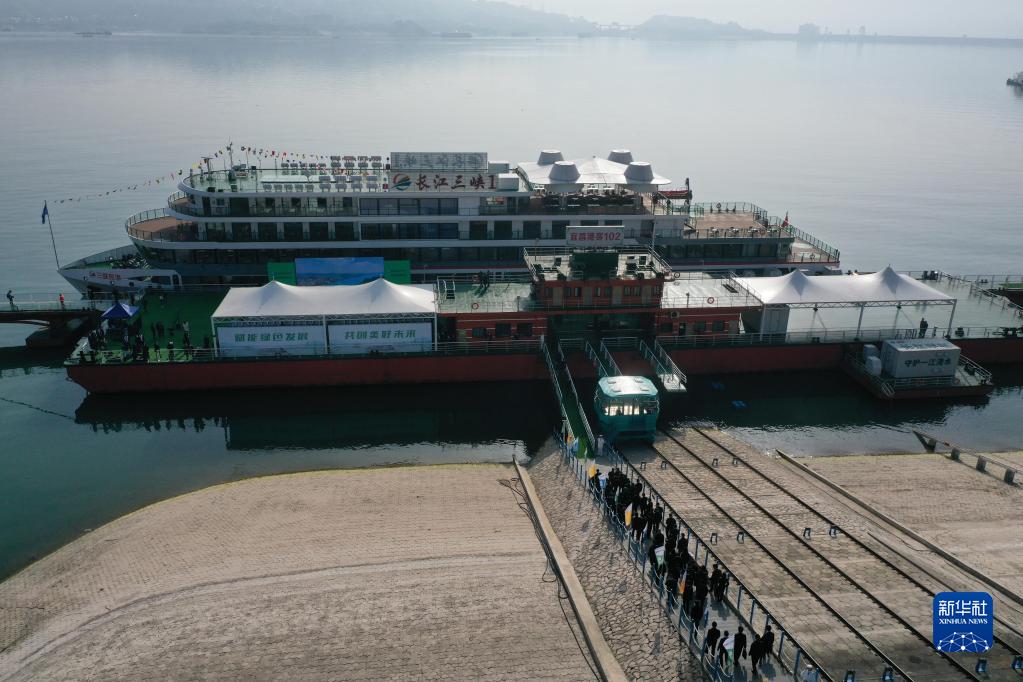 Hubei, partenza di una nave da crociera a completa trazione elettrica