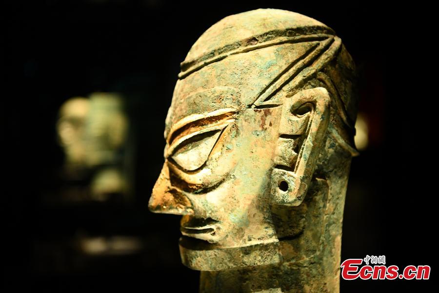 Una testa umana in bronzo che indossa una maschera d'oro in mostra al Museo Sanxingdui nella provincia sudoccidentale del Sichuan. (29 marzo 2022 - China News Service/Zhang Lang)
