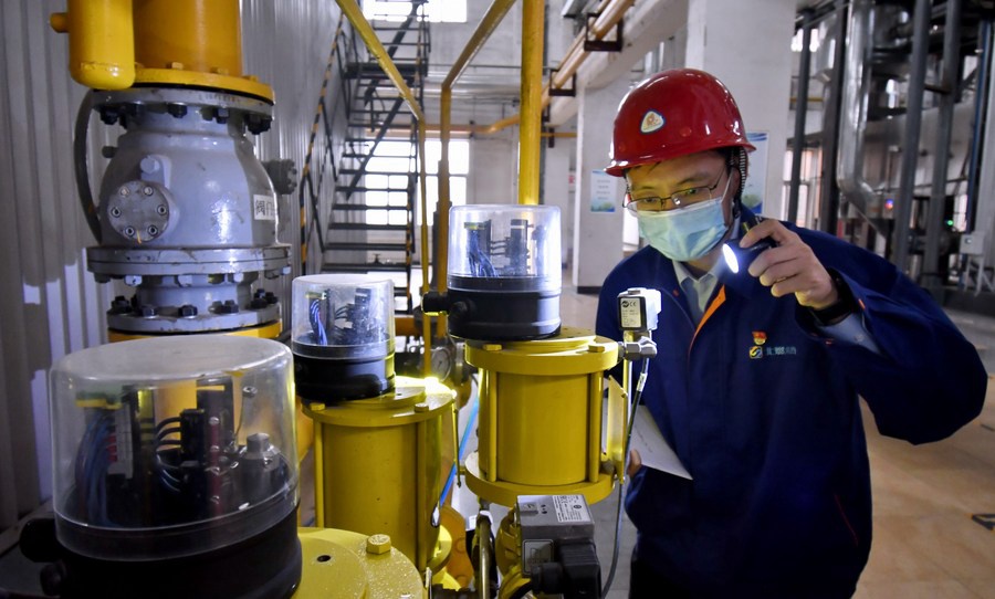 Un tecnico esamina il dispositivo di riscaldamento a gas nel distretto di Fengtai a Beijing. (6 novembre-Xinhua/Li Xin)