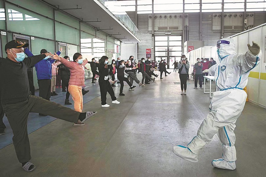 Un medico guida i pazienti in esercizi in un ospedale provvisorio all'interno dello Shanghai New International Expo Center. (4 aprile 2022 - Foto/Agenzie)