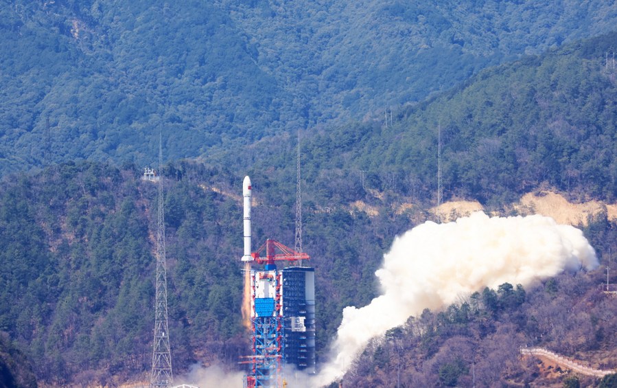 Il razzo vettore Lunga Marcia-2C, trasportante sei satelliti, prodotti da GalaxySpace, con sede a Beijing, e un satellite commerciale di telerilevamento, decolla dal centro di lancio di Xichang nella provincia del Sichuan, nella Cina sudoccidentale. (5 marzo 2022-Xinhua/Zheng Zhongli)