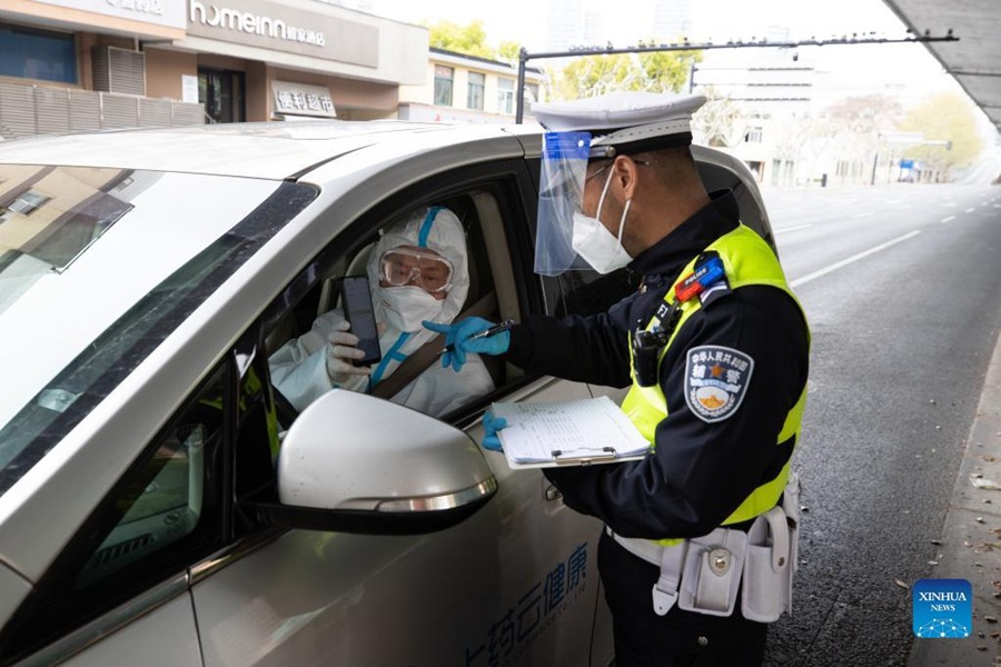 Shanghai: le farmace ancora in attività per la consegna di medicinali 