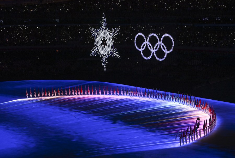  Gli anelli olimpici si sollevano accanto al gigantesco calderone a forma di fiocco di neve durante la cerimonia di chiusura dei Giochi Olimpici Invernali di Beijing 2022 allo Stadio Nazionale della capitale cinese. (20 febbraio 2022-Xinhua/Liu Xiao)