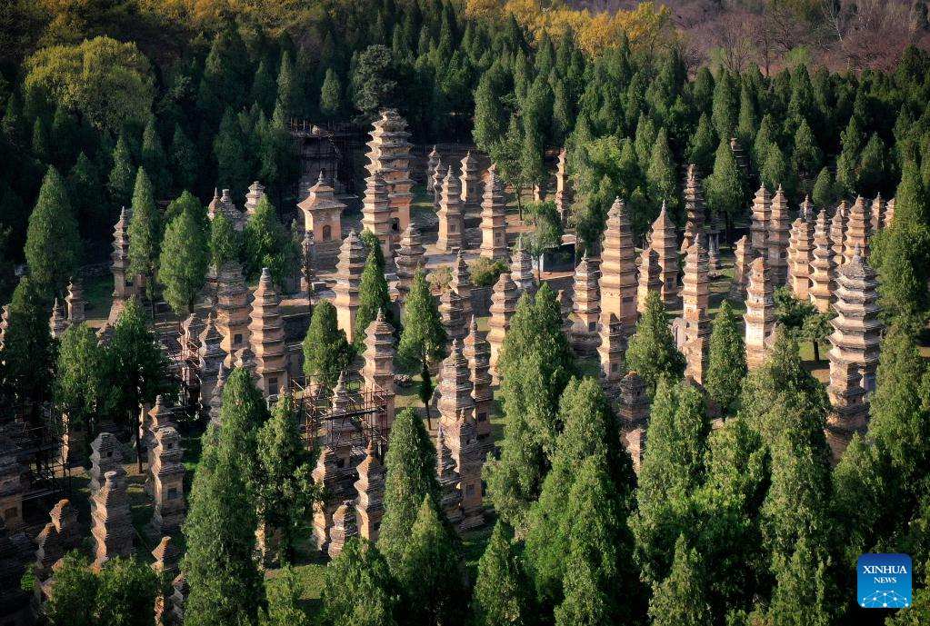 Vista aerea della foresta di Pagode del tempio Shaolin a Dengfeng, nella provincia dell'Henan, Cina centrale. (7 aprile 2022 - Xinhua/Li An)