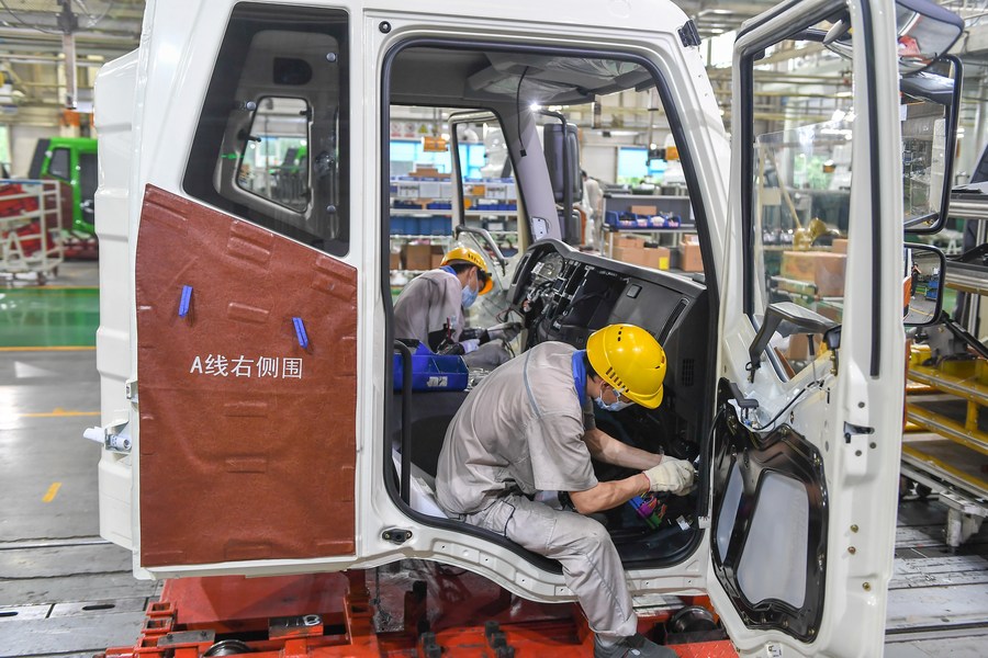 Lavoratori impegnati nella linea di assemblaggio generale del produttore di camion FAW Jiefang a Changchun, nella provincia di Jilin, Cina nord-orientale. (7 luglio 2021-Xinhua/Zhang Nan)