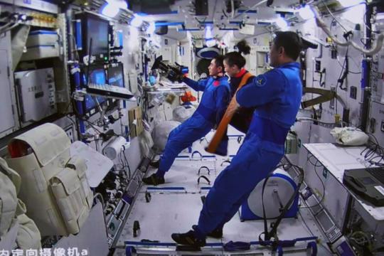 Gli astronauti di Shenzhou XIII osservano la navicella cargo Tianzhou-2 che lascia il modulo centrale della stazione spaziale cinese Tiangong. (27 marzo 2022 - Foto/Xinhua)