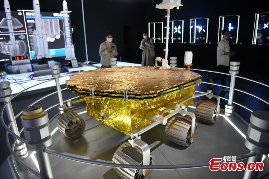 Una replica del rover di Marte Zhurong in mostra a Chengdu, nella provincia del Sichuan, Cina sud-occidentale. (19 aprile 2022 - China News Service/Zhang Lang)