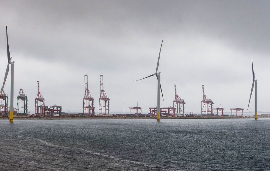 Le turbine eoliche fornite dall'azienda cinese lungo la costa del porto di Taranto, in Italia. (21 aprile 2022- Xinhua/Liu Yongqiu)