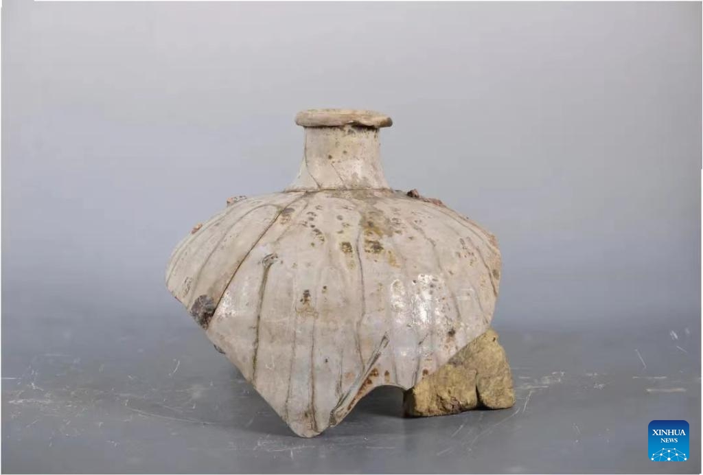 I frammenti di porcellana dissotterrati in un sito di fornaci nel distretto Jinyuan della città di Taiyuan, capoluogo della provincia settentrionale dello Shanxi. (Istituto provinciale di archeologia di Shanxi/Dispensa via Xinhua)