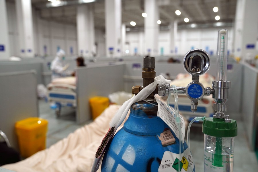 Bombola di ossigeno in un ospedale provvisorio a Shanghai. (23 aprile 2022 - Xinhua/Yang Youzong)