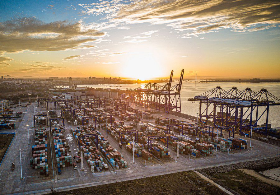 Il porto per container internazionali nella zona di sviluppo economico di Yangpu, nell'Isola di Hainan, Cina meridionale. (Xinhua/Pu Xiaoxu)