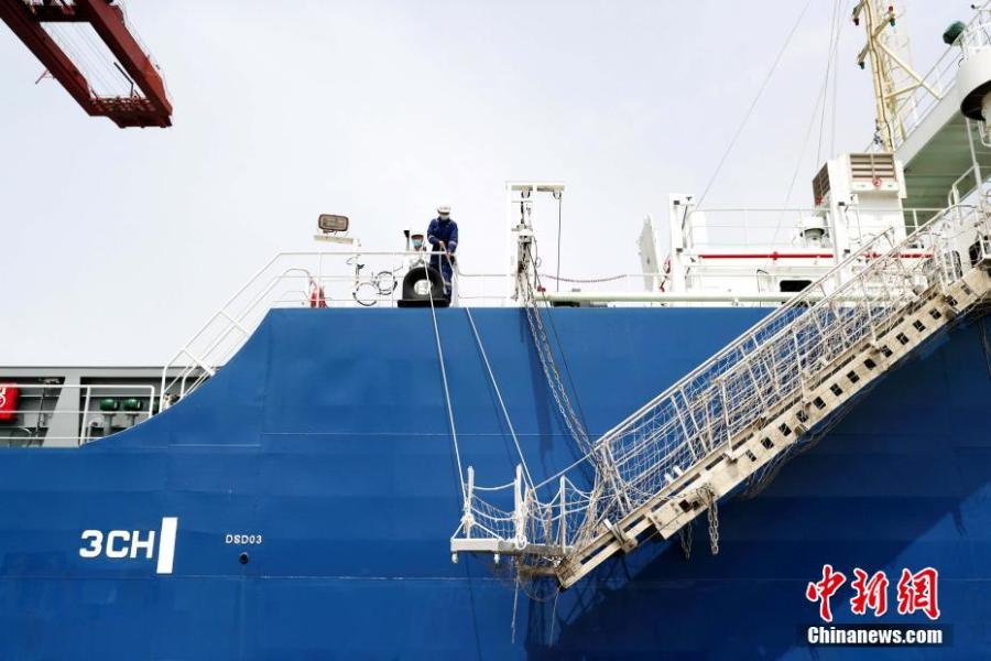 La prima nave portacontainer senza pilota sviluppata autonomamente dalla Cina compie il viaggio inaugurale