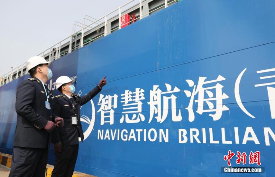 La prima nave portacontainer senza pilota sviluppata autonomamente dalla Cina compie il viaggio inaugurale