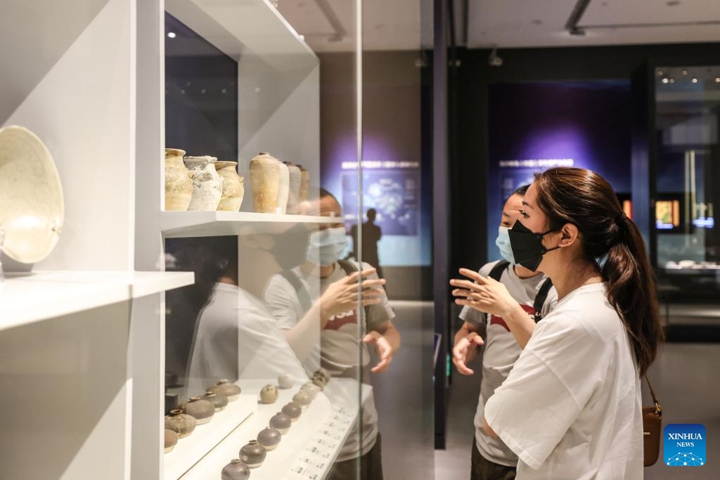 Turisti visitano la mostra sulla civiltà marittima del Mar Cinese Meridionale presso il Museo di Hainan, a Haikou, nella provincia meridionale di Hainan. (24 aprile 2022 - Xinhua/Zhang Liyun)