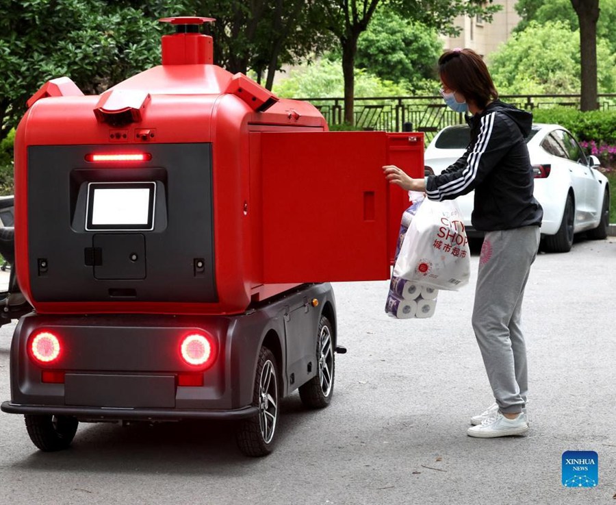 Shanghai: veicoli per le consegne senza pilota utilizzati per distribuire rifornimenti agli abitanti