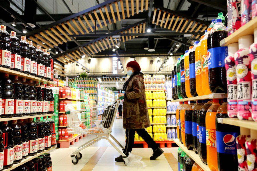 Una cliente fa la spesa in un supermercato a Lianyungang, nella provincia del Jiangsu, Cina orientale. (16 febbraio 2022 - Wang Chun/Xinhua)