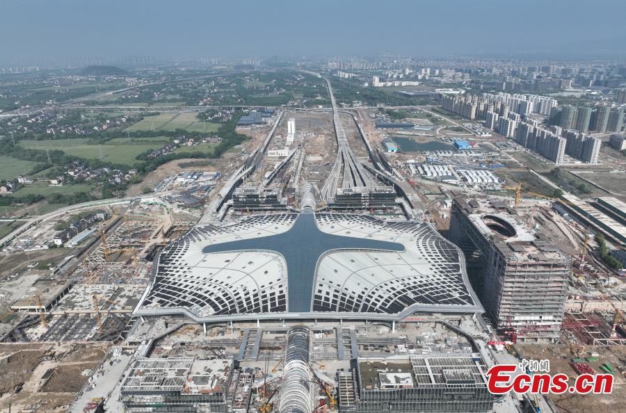  Il sito di costruzione della Stazione ferroviaria di Hangzhou Ovest alimentata da energia fotovoltaica, a Hangzhou, nella provincia dello Zhejiang, Cina orientale. (24 aprile 2022 - China News Service/Wang Gang)