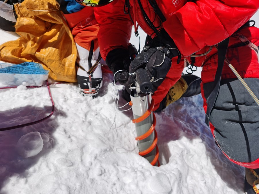 Everest: Allestito l'osservatorio meteorologico automatico più alto nel mondo