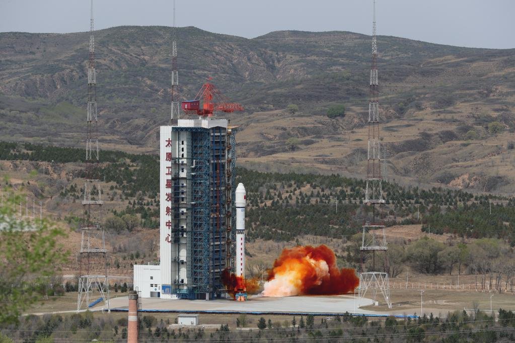 Un razzo Long March-2D che trasporta un gruppo di otto satelliti decolla dal Taiyuan Satellite Launch Center nella provincia dello Shanxi, nella Cina settentrionale. (5 maggio 2022 - Xinhua/Zheng Bin)